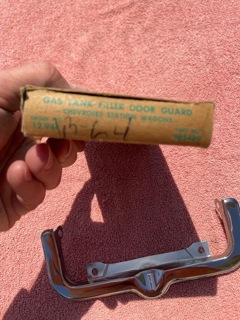 1963-1964 Chevrolet STATION WAGON NOS Accessory Gas Door Guard #985489 - Image 2