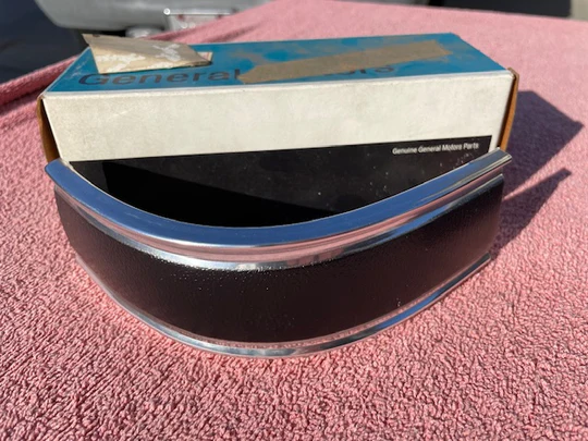 NOS left hand lower rear corner B84 trim molding for 1981 to 1988 Chevrolet truck Blazer Suburban part number 14027593 OEM