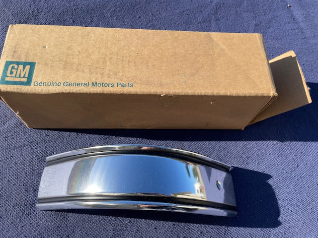 NOS left hand lower rear corner B85 trim molding for 1981 to 1988 Chevrolet truck Blazer Suburban part number 15549303 OEM