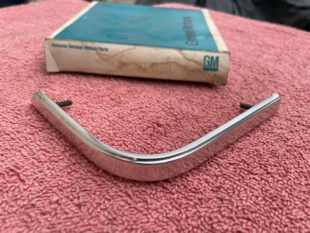 1969 Chevrolet Chevelle NOS RH Grille to Fender Lower Trim Molding #3952424 - Image 2