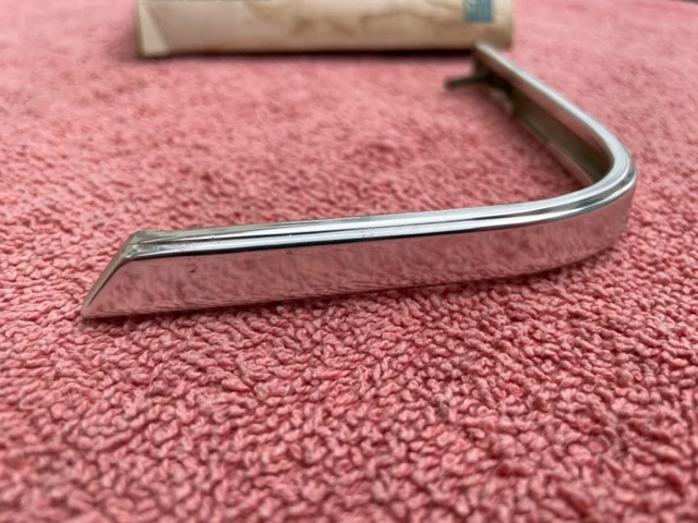1969 Chevrolet Chevelle NOS RH Grille to Fender Lower Trim Molding #3952424 - Image 4