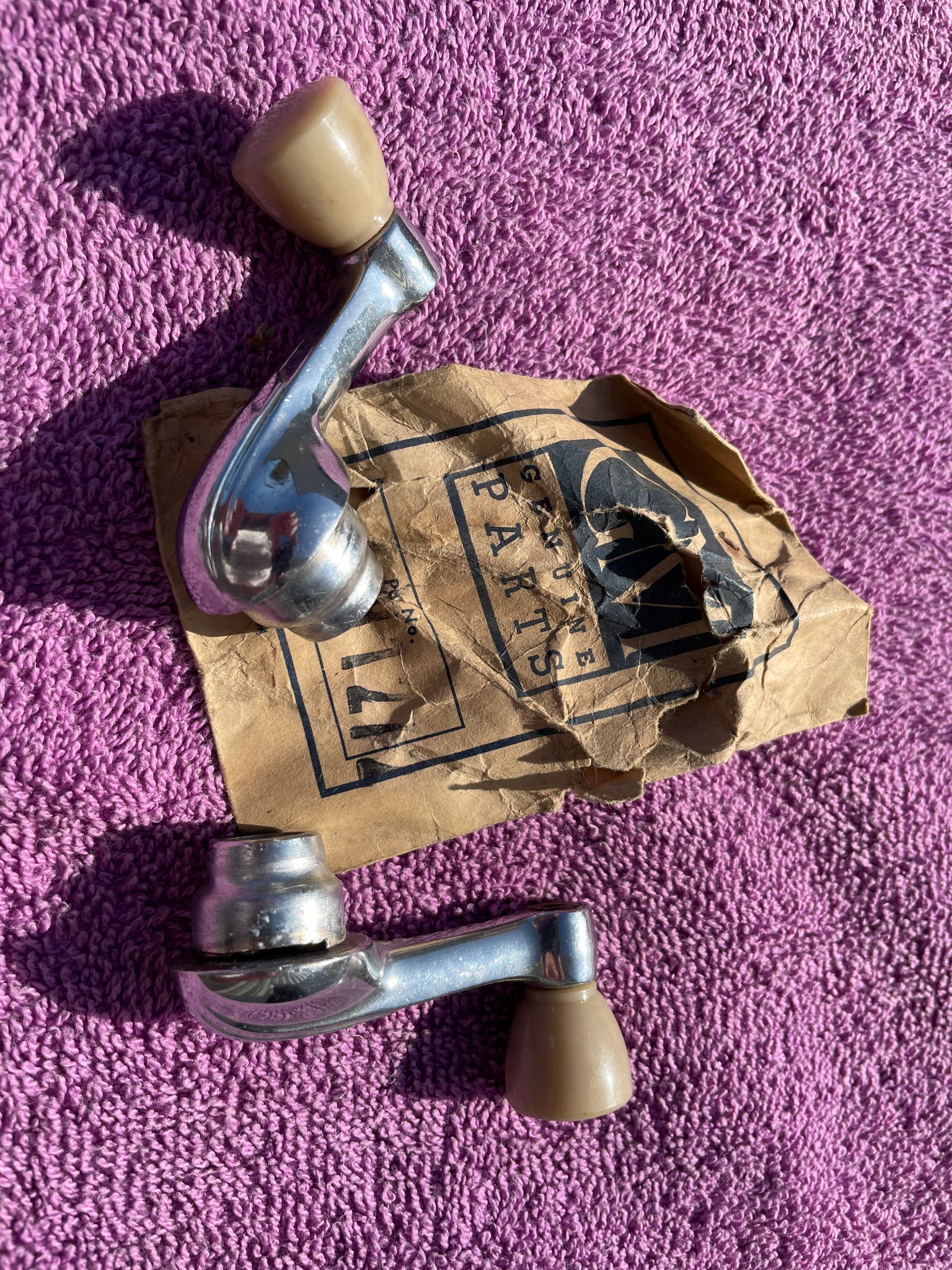 1930's 1940's GM NOS Rose Tan Ivory Knob Vent Window Crank Handle Pair #4091272? - Image 9