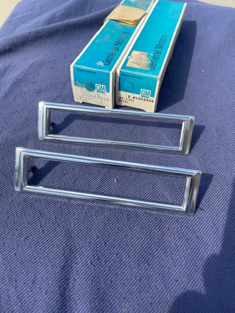 1970-1975 Chevrolet II 2 Nova NOS Rear Fender Side Marker Bezel Pair #3962934 - Image 2