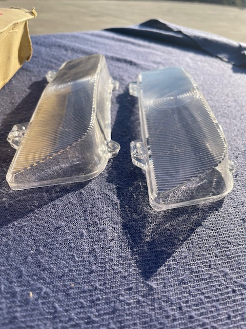 1960 Chevrolet Impala Biscayne Bel Air NORS CLEAR Park Light Lamp Lens Pair (OEM #5951117) - Image 2
