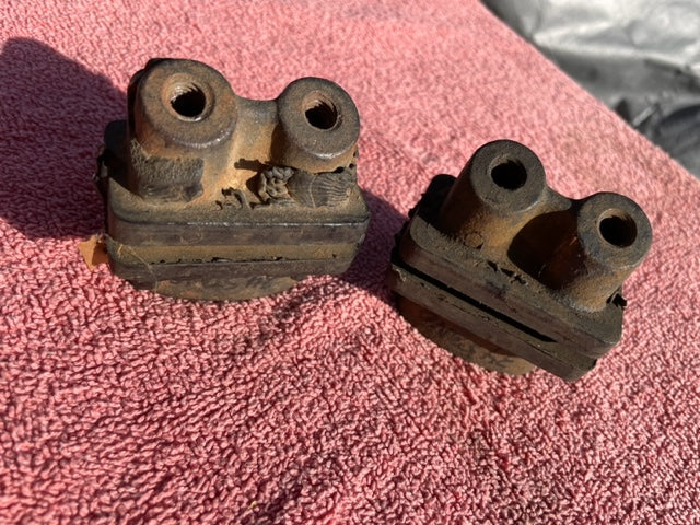 1934 Chevrolet Master DA NOS Side Engine Motor Mounts PAIR #375630