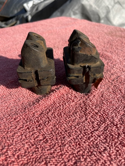 1934 Chevrolet Master DA NOS Side Engine Motor Mounts PAIR #375630 - Image 2