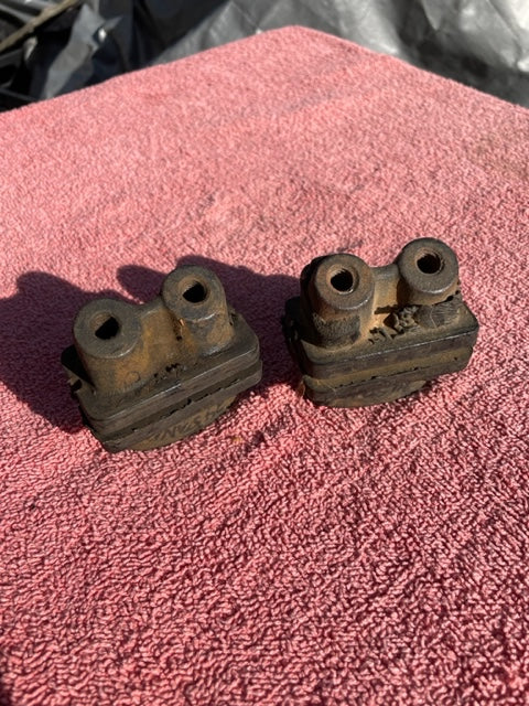 1934 Chevrolet Master DA NOS Side Engine Motor Mounts PAIR #375630 - Image 3