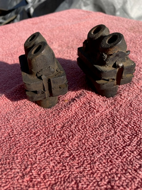 1934 Chevrolet Master DA NOS Side Engine Motor Mounts PAIR #375630 - Image 4