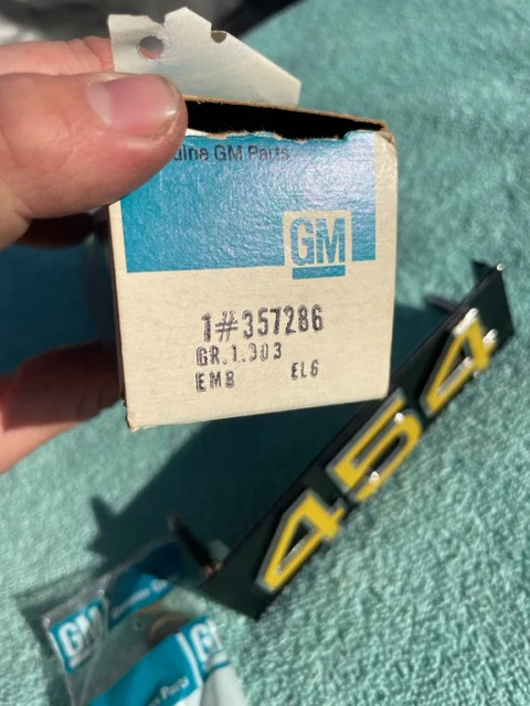 1975 1976 Chevrolet Pickup Truck C10 C20 C30 NOS "454" Grille Emblem #357286 (cast 343992) - Image 2