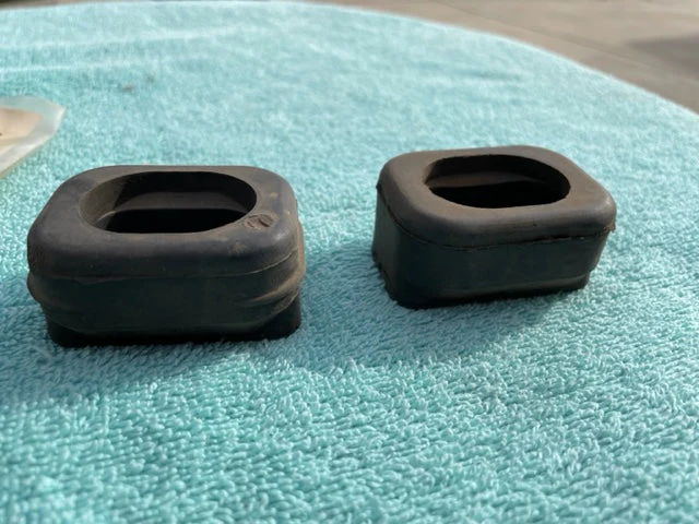 1952-1954 Chevrolet 150, 210, Bel Air NOS Front Lower Engine Motor Mounts PAIR #3700332 - Image 2
