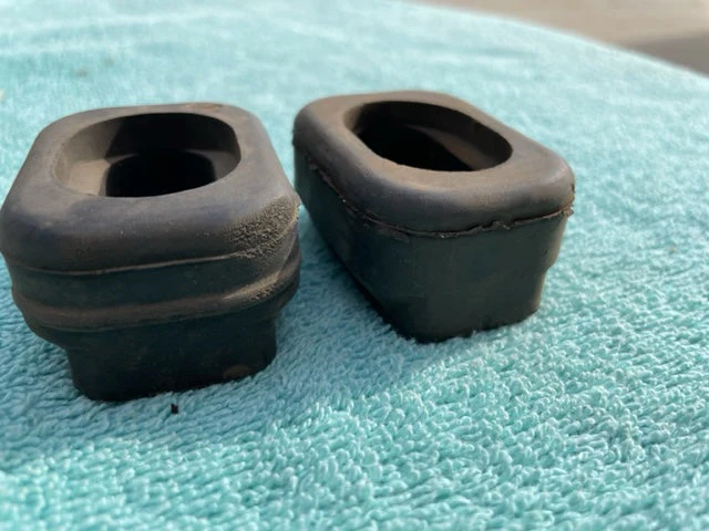 1952-1954 Chevrolet 150, 210, Bel Air NOS Front Lower Engine Motor Mounts PAIR #3700332 - Image 3