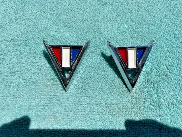 1964 Chevrolet Chevelle 300 Malibu V8 283ci NEW Front Fender "V" Emblem PAIR #3840317 - Image 3